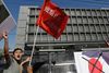 Kinesiske demonstranter ses her tidligere på året foran den japanske ambassade i Beijing i forbindelse med striden om øerne Senkaku og Diaoyu.