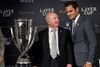 Rod Laver (til venstre) mener, at der er meget, der taler for, at Roger Federer (til højre) er historiens bedste tennisspiller. Her ses de for fire år siden i forbindelse med en turnering i London. Arkivfoto: Justin Tallis/Ritzau Scanpix