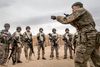 De danske specialstyrker i Irak træner den irakiske brigade Al Furat til at kunne kæmpe bykamp mod Islamisk Stat. Specialstyrkerne ledes af jægerkorpsets chef på basen Al Asad i det vestlige Irak. Danske soldater instruerer det kommende irakiske grænsepoliti i blandt andet skydning på Al Asad Air Base. Arkivfoto: Mads Nissen/Ritzau Scanpix