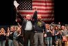 Den uafhængige, ventreorienterede senator Bernie Sanders ar kastet sig fuldt ind i kampen for at få Graham Platner (th.) valgt til Senatet fra Maine til midtvejsvalget. Foto: Joe Raedle/AFP.