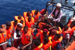 Op mod 130 migranter på vej fra Libyen til Italien frygtes at have mistet livet i et skibsforlis i denne uge. Sagen er én af flere, hvor ngo'er beskylder den libyske kystvagt for ikke at rykke ud og redde liv.