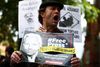 En demonstrant protesterer uden for domstolen, hvor et retsmøde om udlevering af WikiLeaks-stifteren Julian Assange fandt sted fredag. Foto: Hannah Mckay/Reuters