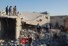 Ifølge Syriens Observatorium for Menneskerettigheder blev 50 medlemmer af Nusrafronten dræbt under de amerikanske luftangreb tirsdag i det nordvestlige Syrien. De fleste var udlændinge. Nusrafronten arbejder tæt sammen med Khorasan, og begge grupper er loyale over for al-Qaedas leder Ayman al-Zawahiri. Foto: Edlib News Network/AP