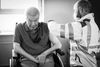 I Nordjylland blev 67-årige Aage Steen Jensen fredag vaccineret i eget hjem, efter regionen begyndte at uddele vaccinedoser i plejekrævende borgeres eget hjem. Foto: Bo Amstrup/Scanpix 2021)