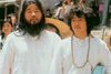 Shoko Asahara (tv.) mente selv, at han var en reinkarnation af Messias og fungerede som leder af kulten Aum Shinrikyo. Her ses han med en af sine tætte allierede Yoshihiro Inoue under et besøg i Tokyo. Foto: Kyodo News/AP