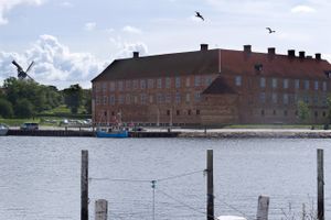 Sønderborg Slot har haft så mange besøgende de seneste dage, at de er blevet nødsaget til at opfordre gæster til at udsætte deres besøg, for at slottet fortsat kan overholde corona-restriktionerne.