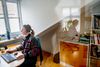 Lone Rehder og Eva Thun (billedet) arbejder på Demenslinien og tager telefonen, når pårørende ringer og har brug for vejledning. Foto: Stine Bidstrup