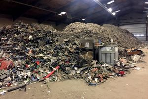 To midt- og vestjyske kommuner vil have miljøfarligt elektronikskrot indsamlet og fjernet. Balladen handler om genanvendelse af elektronikskrot, som er gået galt.