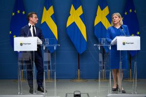 Den svenske statsminister er så utilfreds med kritikken af sin justitsminister, at hun truer med at udskrive valg. Oppositionen kritiserer hende for at flytte fokus. 