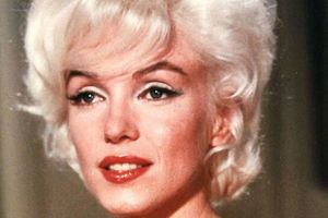 To gange har en enke søgt at sælge gravpladsen, der befinder sig oven på Marilyn Monroes i Los Angeles.