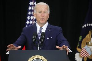Et masseskyderi i den amerikanske by Buffalo var terrorisme, siger præsident Joe Biden under besøg tirsdag.