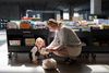 Lisa Nøhr har sin datter Johanne på knap 1,5 år med på Dokk1, hovedbiblioteket i Aarhus. Lisa Nøhr, der til daglig arbejder som sygeplejerske, glæder sig over udsigten til, at der indføres minimumsnormeringer i landets daginstitutioner. Foto: Mikkel Berg Pedersen