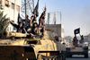 En kampvogn med krigere fra Islamisk Stat kører paradekørsel gennem Raqqa, der var terrororganisationens hovedby i Syrien i sommeren 2014. Det var netop her i byen i det nordlige Syrien, at den 22-årige danske kvinde med libanesiske rødder ifølge anklagemyndigheden tog hen i 2016. Hun nægter sig skyldig i politiets sigtelser. Foto: Raqqa Media Center/AP