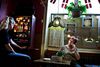 Værtshusejer Jane Pedersen nægtede i fjor at betale beskyttelsespenge til en gruppe fra Mjølnerparken, Nørrebro. Herefter fik hendes Cafe Viking ruderne smadret. Nu har hun og kollegaerne dannet en forening for at ruste sig mod lignende problemer. Foto: Niels Hougaard