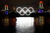 De gigantiske olympiske ringe er blevet geninstalleret i Tokyobugten ikke langt fra vartegnet The Rainbow Bridge. Det tonstunge flydende monument blev fjernet, da legene blev aflyst i sommer, men illuminerer nu igen bugten som symbol på, at legene gennemføres til sommer. Foto: Issei Kato/Reuters