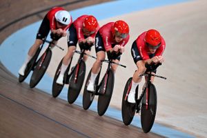 Italien startede bedst, men halvvejs i 4000 meter holdforfølgelsesløbet tog Danmark føringen og vandt sikkert.
