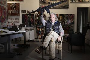 Maskingeværet går igen mange steder i Hornsleths kunst, og han siger bl.a.: »Vi har så ypperlig en menneskelig kultur, hvor alt er muligt, men alligevel ekstremt voldsbaseret. Det hører med i ligningen i forhold til at være menneske,« siger han. Selv har han skudt med en lignende AR 16-kopi på en shooting range i Florida. Foto: Paul Skovbakke Hansen