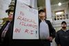 Ikke kun USA’s politikere er bekymrede over muslimsk indvandring. Howard Brown fra North Kingstown, Rhode Island, sagde torsdag nej til radikale islamister foran regeringsbygningen i statens hovedstad, Providence. Foto: Steven Senne/AP