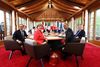 G7-lederne afsluttede deres topmøde med sjælden ros fra Greenpeace. Fra venstre er det Frankrigs præsident, Francois Hollande, Storbritanniens premierminister, David Cameron, Italiens premierminister, Matteo Renzi, Tysklands kansler, Angela Merkel, EU-Kommissionens præsident, Jean-Claude Juncker, Det Europæiske Råds præsident, Donald Tusk, USA’s præsident, Barack Obama, og Canadas premierminister, Stephen Harper. Foto: Michaela Rehle/AP