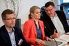 Ved mødet i aftes var partiformand Helle Thorning-Schmidt flankeret af Københavns overborgmester, Frank Jensen (t.h.), og handels- og udviklingsminister Mogens Jensen. Foto: Mads Hansen