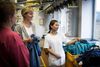 Virksomheden Midtvask er nomineret til en pris for sin evne til at integrere flygtninge. Fra venstre: Katja Karlson, chef Pernille Lundvang og Sophaphan Laursen. Foto: Katrine Marie Kragh