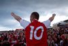 EM 2021. Der var stor fodboldfest rundt omkring i København, da Danmark i kvartfinalen vandt 2-1 over Tjekkiet. Fans og tilskuere, dannebrogsflag og jubel. Her Ofelia Football Village ved Skuespilhuset.