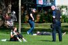 I Storbritannien har coronakrisen også medført, at politiet i april skulle sikre sig, at folk ikke sad stille i parker. Derudover har det altså også betydet forbud mod kærestebesøg. Arkivfoto: JUSTIN TALLIS / AFP)
