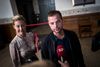 En gruppe journalister står klar til at stille partilederne spørgsmål, så snart de stikker hovedet ud fra forhandlingslokalet. Lørdag fortsætter forhandlingerne om dannelsen af en ny regering. Foto: Jonas Olufson/Ritzau Scanpix