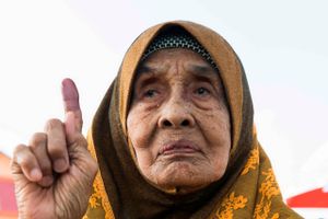 En ældre kvinde viser blækket på sin finger efter at have afgivet sin stemme ved valget i Malaysia. Foto: Jewel Samad/Ritzau Scanpix
