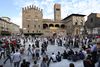 I Bologna er hver fjerde indbygger studerende, så der er masser af liv i byen. Et yndet hængud- sted er pladsen foran middelalderslottet Palazzo Re Enzo, der har knap 900 år på samvittigheden.