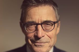 Anders Fogh Rasmussen er ærkedansk og rundet af en bondeslægt. Men når han ser tilbage på sit snart 70-årige liv, opdager han alligevel, at det internationale har fyldt meget. Han lover, at han i næste bind af sine erindringer vil skrive side op og side ned om de fejl, som han har været med til at begå.