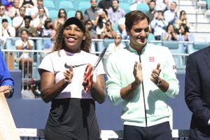 Roger Federer overgår både Rafael Nadal og Novak Djokovic, mener historiens største spiller hos kvinderne.