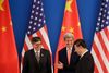 Kinas præsident, Xi Jinping, i et muntert øjeblik sammen med USA’s udenrigsminister, John Kerry, og finansminister, Jacob Lew (t.v). Men muntert var mødet ikke. Foto: Andy Wong/AP