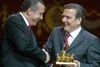 Det var dengang. Kansler Gerhard Schröder (t.h.) overrækker en lidt genert Recep Tayyip Erdogan prisen som "Årets europæer 2004" for sin Europa-venlige kurs og mange demokratiske reformer. Siden har piben fået en anden lyd. Arkivfoto: Markus Schreiber/AP