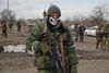 Rusland har længe støttet de pro-russiske oprørere, som denne unge mand, i Østukraine med penge, rådgivning og våben. Nu ventes USA snart at øge sin støtte med til Ukraines militær, så det får flere muskler til at forsvare sig selv. Foto: AP/Vadim Ghirda