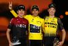 Geraint Thomas (tv.), Egan Bernal (midten) og Steven Kriujswijk endte på podiet i den seneste udgave Tour de France. Nu er fremtiden usikker for både stjernerne og det franske etapeløb. REUTERS/Christian Hartmann