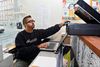 Asif Hussain driver seks printerværksteder i København og er ekspert i at genoplive printere, som er holdt op med at virke. Han nulstiller dem, så de tror, at de er nye, og så kører de igen. Asif Hussain mener, at producenterne bevidst indstiller printere til at holde op med at virke på et bestemt tidspunkt. Foto: Mik Eskestad