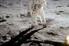 Kopien af månelandingsfartøjet blev givet til astronauterne Neil Armstrong, Buzz Aldrin og Michael Collins i Paris kort efter den historiske rumrejse. På billedet ses Neil Armstrong.