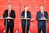 Henrik Sass Larsen, Mette Frederiksen og Nicolai Wammen under præsentationen af den opdaterede 2025-plan 'Gør gode tider bedre - for alle" på et pressemøde i Socialdemokratiets gruppeværelse på Christiansborg. Foto: Mads Claus Rasmussen/Scanpix