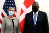 - Jeg har en stående invitation til at besøge min amerikanske forsvarsministerkollega i USA, og den kommer jeg også til at gøre brug af. Det skal ses sådan, at vi rykker tættere sammen i bussen, og vores samtale kommer til at fortsætte herfra, siger Trine Bramsen efter møde med USA's forsvarsminister i Bruxelles. Foto: Reuters