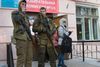 Separatisterne i Lugansk og Donetsk holder i dag valg. Imens melder Ukraine om, at russiske tropper rykker frem i den østlige del af Ukraine.