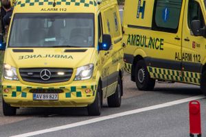 I april påkørte en ambulance en personbil, hvor 63-årig mand døde. Føreren tiltales nu for uagtsomt manddrab.
