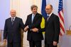 I går mødtes USA’s udenrigsminister, John Kerry, med Ukraines præsident, Oleksandr Turtjinov (t.v.) og premierminister Arsenij Jatsenjuk i Kiev. I dag kommer bl.a. den danske udenrigsminister, Martin Lidegaard, på besøg. Foto: Kevin Lamarque/AP