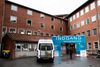 Som Jyllands-Posten tidligere har beskrevet, viser tallene fra anklageren, at antallet af dødsfald på en af sygehusets afdelinger steg markant, efter at den tiltalte sygeplejerske blev ansat på afdelingen. Omvendt viste tallene, at der var færre dødsfald i perioden, efter at hun stoppede på afdelingen.