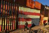 - Der har altid været folk, der har arbejdet illegalt i USA, også selv om finanskrisen betød, at efterspørgslen på arbejdskraft faldt i en årrække. Men al erfaring viser, at folk nok skal finde derhen, hvor efterspørgslen er, siger Edward Ashbee. Foto: Julie Watson/AP