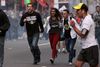 Der herskede kaotiske tilstande omkring målområdet ved Boston Marathon efter bombeangrebene.