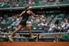 Caroline Wozniacki var ikke flyvende i første runde French Open, men hér er hun lettet for at nå bolden. Foto: AFP