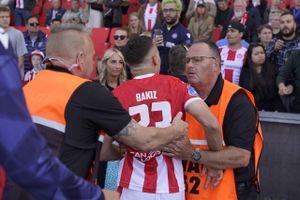 Tilskuerne på et udsolgt Aalborg Portland Park reagerede stærkt på AaB's nedrykning til 1. division.