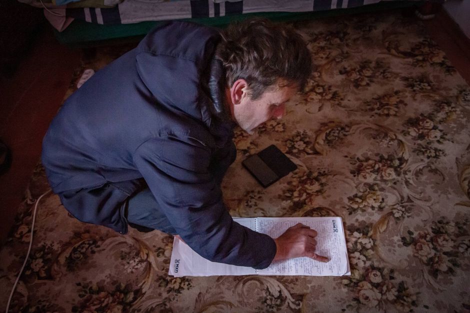 Mens hans naboer forsvandt, blev likvideret eller flygtede, satte Anatolij Boiko sig til at skrive. Fra den russiskbesatte landsby Andriivka i Ukraine beskrev han krigens gang fra sit helt personlige perspektiv. Her er anden del af den 54-årige fotografs unikke, rørende og personlige dagbog.