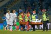 Andreas Skov Olsen måtte bæres fra banen i overtiden af Nations League-kampen mellem Island og Danmark. Han ventes ude i seks uger på grund af et brud på en lændehvirvel. Foto: Haraldur Gudjonsson/Ritzau Scanpix
